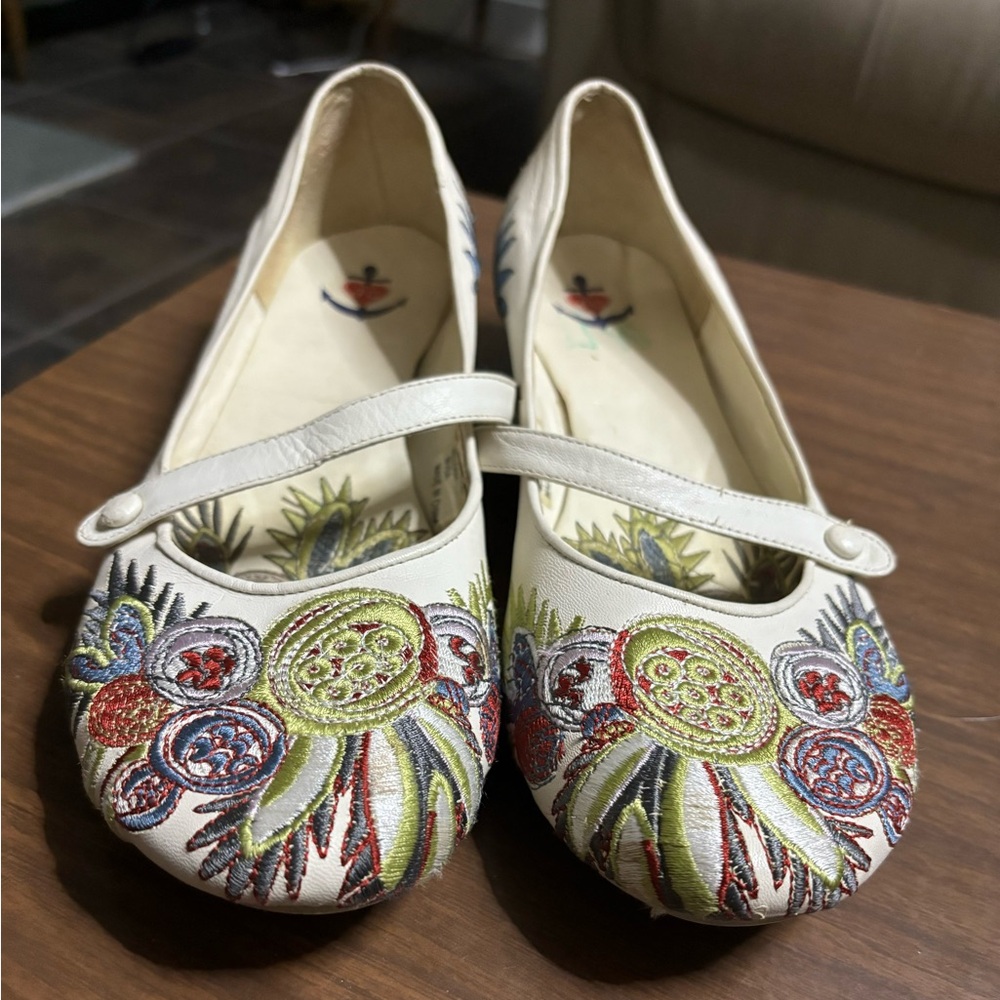 Embroidered Leather Kitten Heels…size 8 GORGEOUS! - Picture 7 of 7